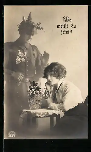 Foto-AK Frau mit Erscheinung ihres Liebsten in Uniform