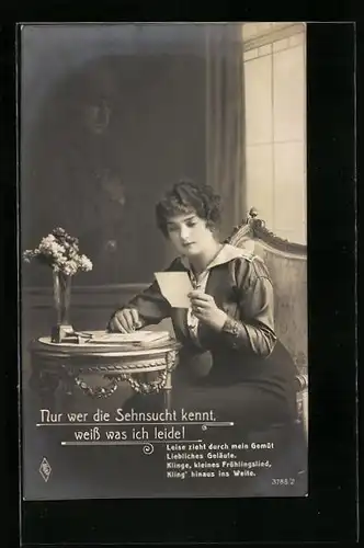 Foto-AK Junge Frau liest einen Brief ihres Liebsten