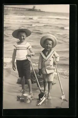 AK Kinder am Strand mit Spaten und Eimern