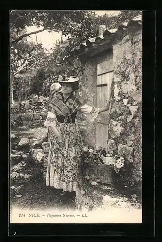 AK Nizza / Nice, Junge Frau in Tracht mit Blumenkorb