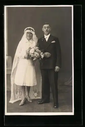 AK Hochzeitsbild mit Braut mit Schleier und Brautstrauss