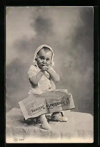AK Baby mit Brille und Zeitung