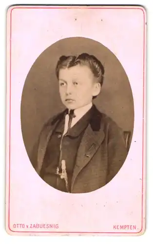 Fotografie Otto von Zabuesnig, Kempten, Neben dem Hasengarten, Ernster Knabe mit nass gekämmtem Haar