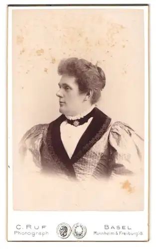 Fotografie C. Ruf, Basel, Steinenthorberg 20, Seitenportrait einer Dame mit Spitzenkragen und Puffärmeln