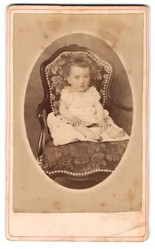 Fotografie L. Furrer, Sursee, Eisenbahnstrasse, Kleinkind auf einem Sessel