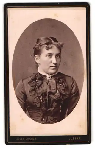 Fotografie Jules Bonnet, Luzern, Zürcherstrasse 50, Junge Frau mit Stirnlocken und Brosche