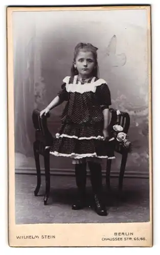 Fotografie Wilhelm Stein, Berlin, Chaussee Strasse 65 /66, Kleines Mädchen im Festtagskleid mit Rosenstrauss in der Hand
