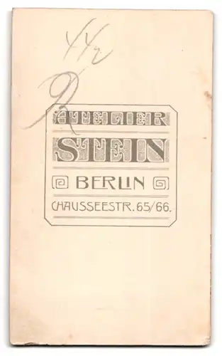 Fotografie Wilhelm Stein, Berlin, Chaussee Strasse 65 /66, Kleines Mädchen im Festtagskleid mit Rosenstrauss in der Hand