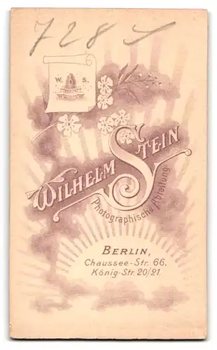 Fotografie Wilhelm Stein, Berlin, Chausseestrasse 66, Ältere Frau mit strengem Scheitel und Puffärmeln
