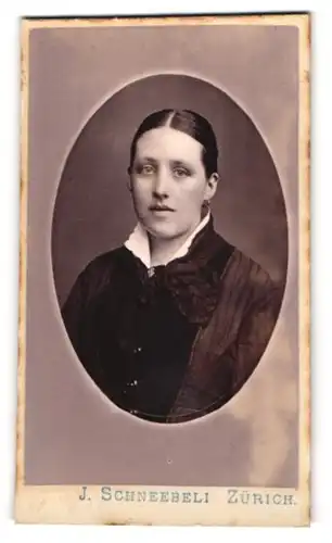 Fotografie J. Schneebeli, Zürich, Storchengasse 8, Junge Dame mit strengem Mittelscheitel