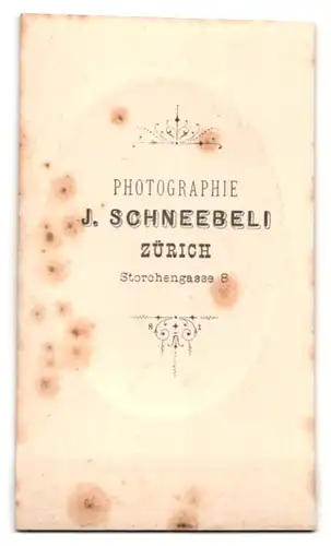 Fotografie J. Schneebeli, Zürich, Storchengasse 8, Junge Dame mit strengem Mittelscheitel