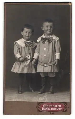 Fotografie Ernst Gimmi, Flawil-Degersheim, Zwei Kinder mit kurzen Haaren in Kleidchen mit Spitzenkragen