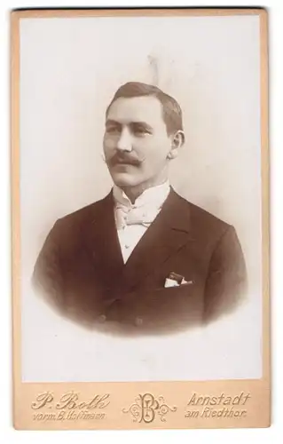 Fotografie P. Both, Arnstadt, Am Riedthor, Freundlich blickender junger Mann mit Stehkragen und Schnurrbart