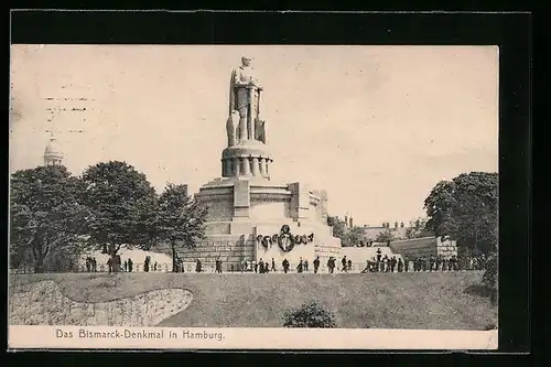 AK Hamburg-St.Pauli, Bismarck-Denkmal mit Besuchern