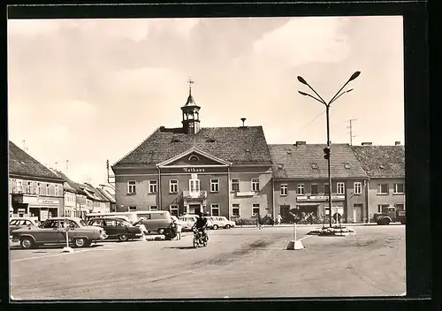 AK Ortrand /Kr. Senftenberg, Blick über den Platz auf die Kirche