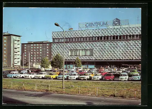 AK Hoyerswerda, Blick auf das Gebäude Centrum mit grossem Parkplatz