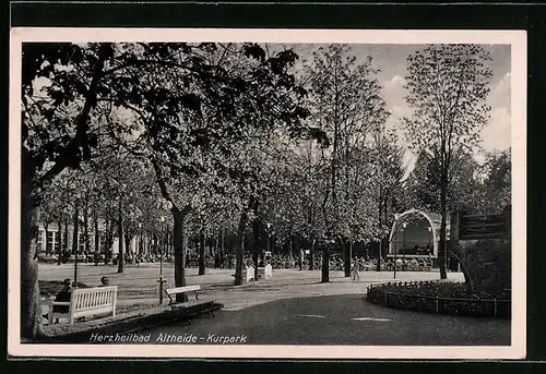 AK Altheide, Spaziergänger im Kurpark