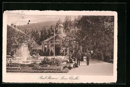 AK Bad Reinerz, Spaziergänger an der lauen Quelle