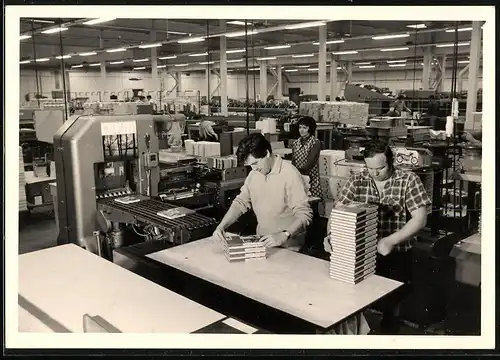 Fotografie Druckerei, Arbeiter verpacken fertige Exemplare für den Versand