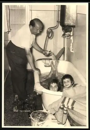 Fotografie Grossvater duscht Knaben nach dem Baden ab