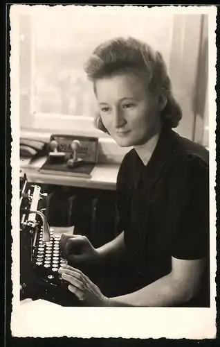 Fotografie Sekretärin mit Schreibmaschine im Büro, Typewriter