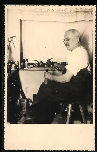 Fotografie Schuhmacher bei der Arbeit in einer Werkstatt