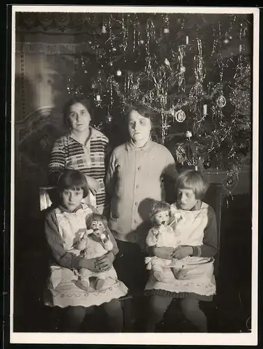 Fotografie Weihnachten, Mütter & Töchter mit Puppe vor dem Weihnachtsbaum