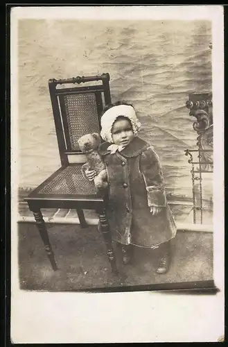 Fotografie Spielzeugm Mädchen im Wintermantel hält Teddy, Teddybär, Stoffbär im Arm