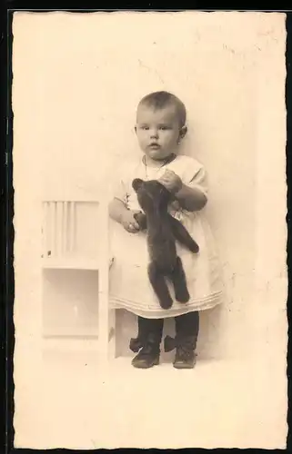 Fotografie W. Moeck, Dresden, Spielzeug, Baby mit Teddybär, Teddy, Stoffbär