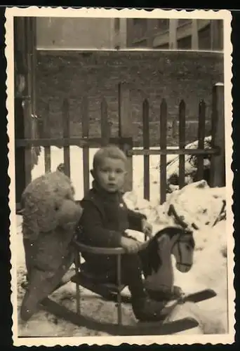 Fotografie Spielzeug, Knabe auf Schaukelpferd nebst Teddy, Teddybär, Stoffbär