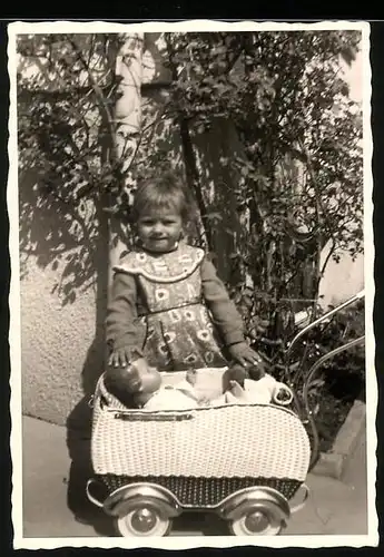 Fotografie Mädchen Gerlinde mit Puppe und Puppenwagen