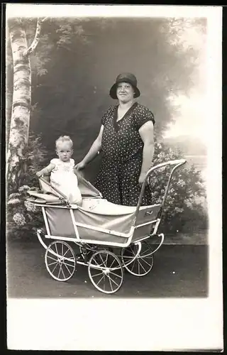 Fotografie Mutterglück, Mutterr mit Baby im Kinderwagen