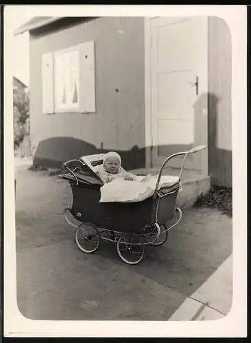 Fotografie Baby im Kinderwagen sitzend