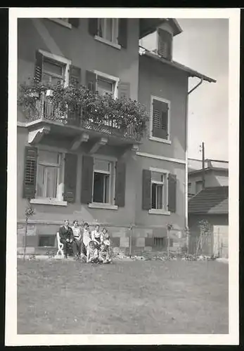Fotografie unbekannter Fotograf, Ansicht Gernsbach, Hördenerstrasse, Familie am Wohnhaus neben Fabrikgelände Hoesch