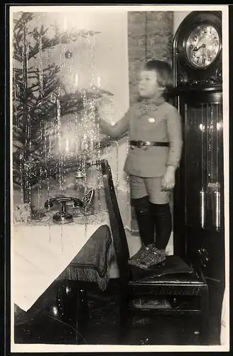 Fotografie Weihnachten, Mädchen bewundert den geschmückten Weihnachtsbaum