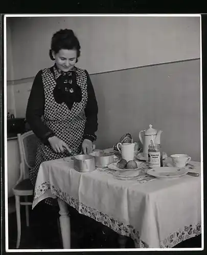 Fotografie Hausfrau bereitet das Frühstück zu