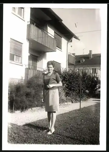 Fotografie unbekannter Fotograf, Ansicht Gernsbach, Dame vor Wohnhaus Jakob-Kust-Strasse 2