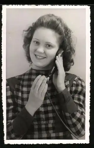 Fotografie Portrait hübsches Mädchen telefoniert, Telefon, Telephon