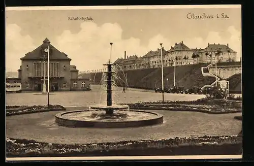 AK Glauchau i. Sa., Bahnhofplatz mit Springbrunnen