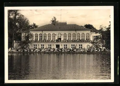 AK München-Schwabing, Gaststätte Seehaus Kleinhesselohe im Englischen Garten mit Gästen auf der Terasse