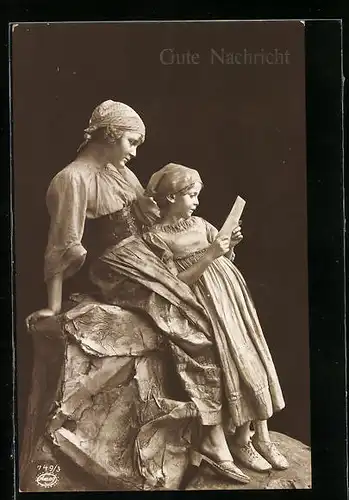 AK Gute Nachricht, Frau und Mädchen posieren als Bronze