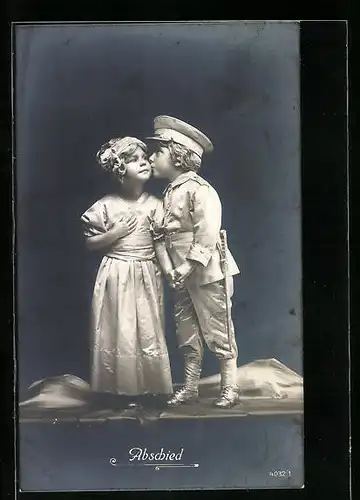 AK Abschied, Kinder posieren als Bronze