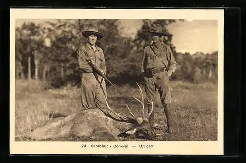 AK Sambhur-Con-Nai, Un cerf, Zwei Jäger mit einem erlegten Hirsch