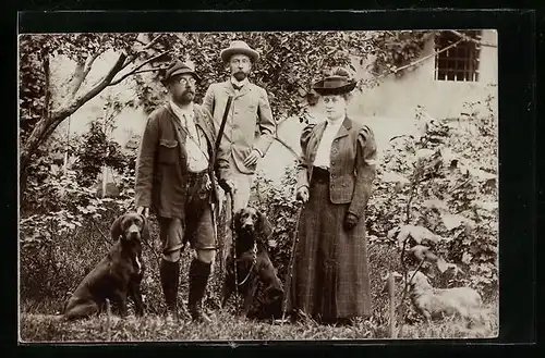AK Jäger mit zwei Jagdhunden im Garten