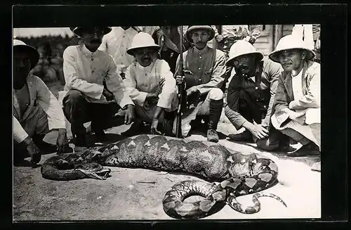 Foto-AK Jäger mit Gewehr und einer Schlange