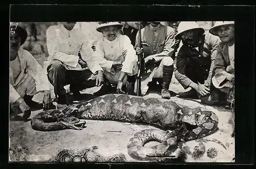 Foto-AK Jäger mit Gewehr und einer Schlange