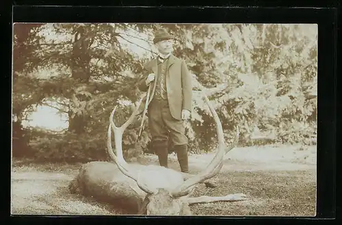 Foto-AK Jäger mit Gewehr und einem erlegten Hirsch