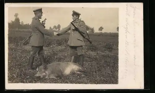 Foto-AK Zwei Jäger mit Gewehren und erlegtem Wildschwein
