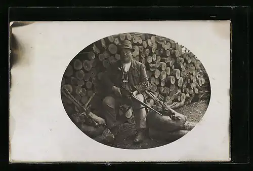 Foto-AK Jäger mit Gewehr und erlegten Rehböcken