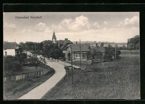 AK Niendorf /Ostsee, Ortspartie mit Strasse und Kirche